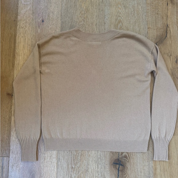 V-Neck Cashmere Sweater szS Camel INTERMIX Elroy Mint cond Old Money PriceFirm - Picture 3 of 7